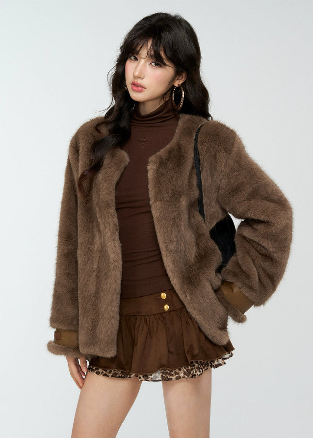 A chic double-layer mini skirt combining soft suede with a subtle peek of leopard print for a playful, stylish edge. The puff silhouette enhances leg lines while keeping the look modern and effortlessly feminine. Perfect for autumn–winter layering and 4muggle’s signature stylish mood.