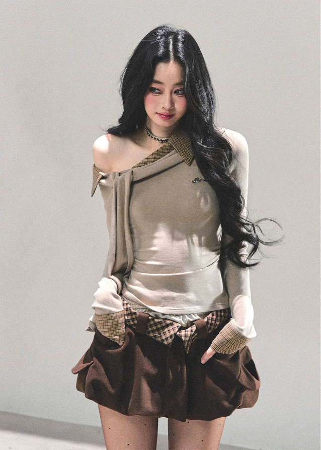 AOMALM top, Korean knit top, asymmetrical shoulder shirt, slanted shoulder knit, fake two-piece top, autumn winter women’s top, Korean fashion 2025, slimming knit shirt, asymmetric long sleeve top, feminine Korean style clothing, off-shoulder knit, layered look top, trendy knitwear women, soft knit t-shirt, daily Korean outfit, plaid contrast knit top, aesthetic knit top, elegant slim fit top, K-fashion tops women, winter stylish knit top, hot girl knit shirt