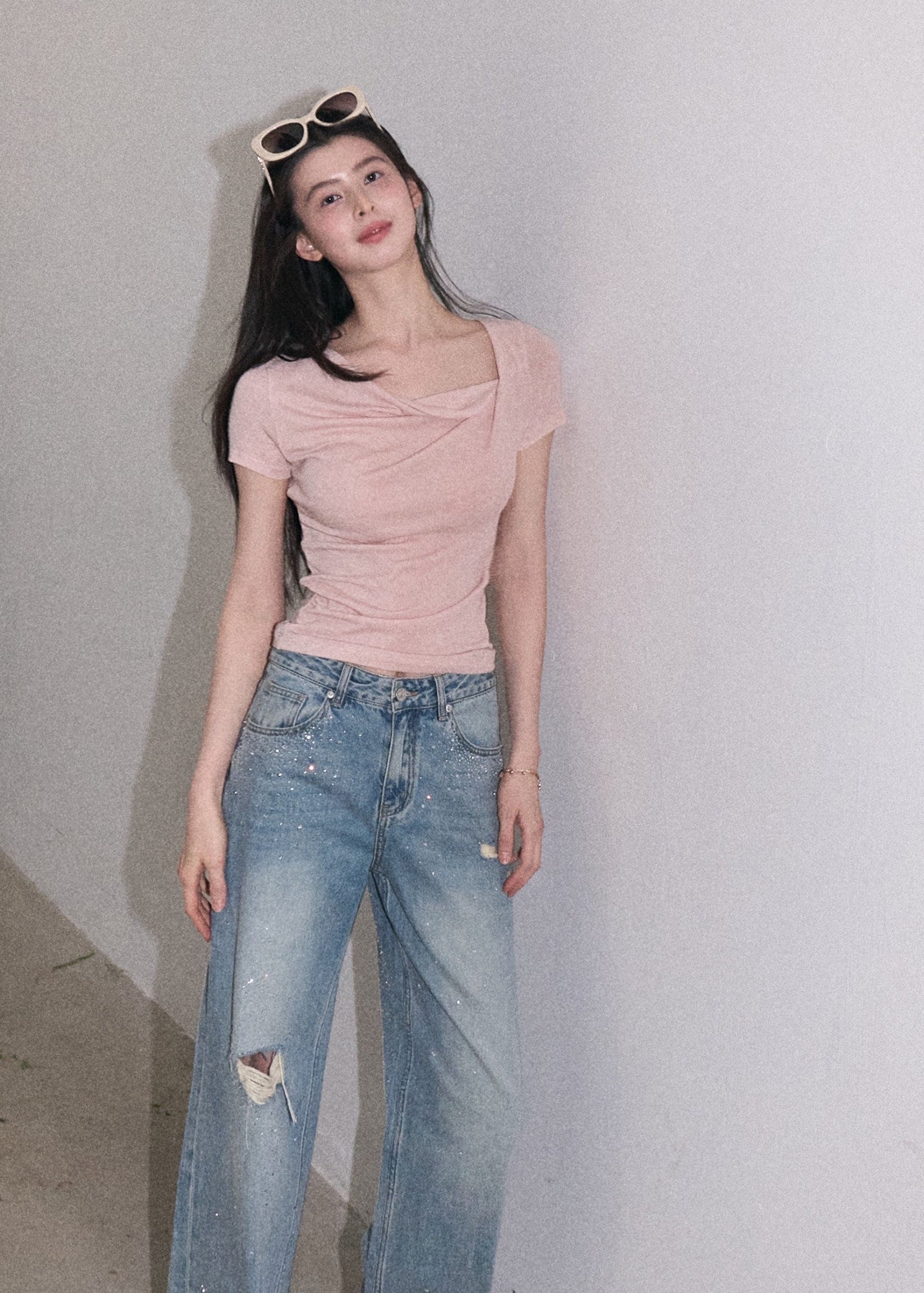 Relaxed cotton denim jeans with ripped knee detail