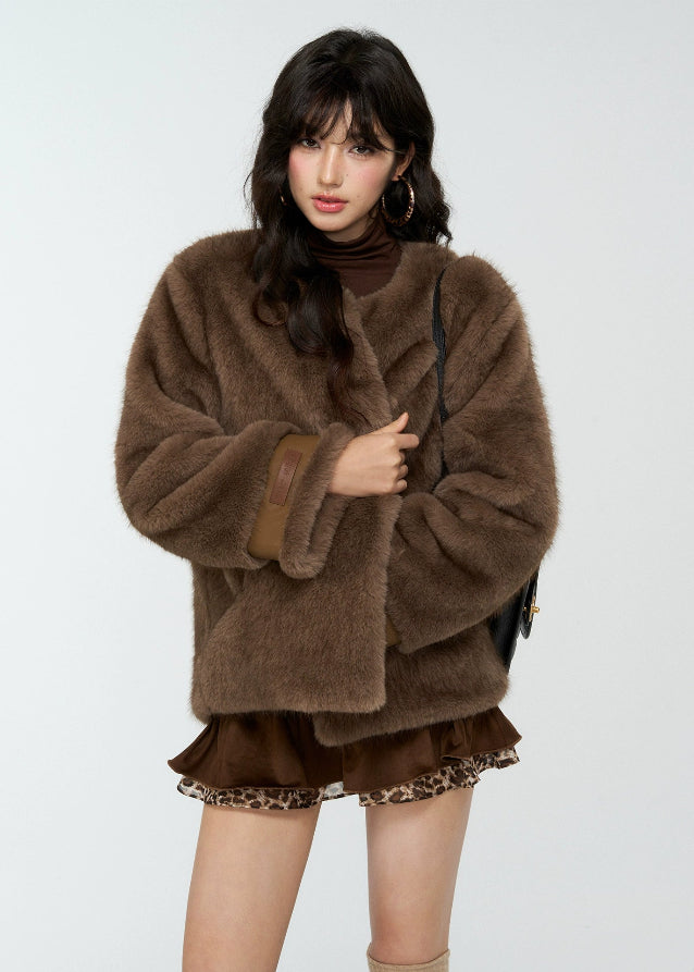 A chic double-layer mini skirt combining soft suede with a subtle peek of leopard print for a playful, stylish edge. The puff silhouette enhances leg lines while keeping the look modern and effortlessly feminine. Perfect for autumn–winter layering and 4muggle’s signature stylish mood.