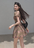Romantic waist-cinching dress with short sleeves