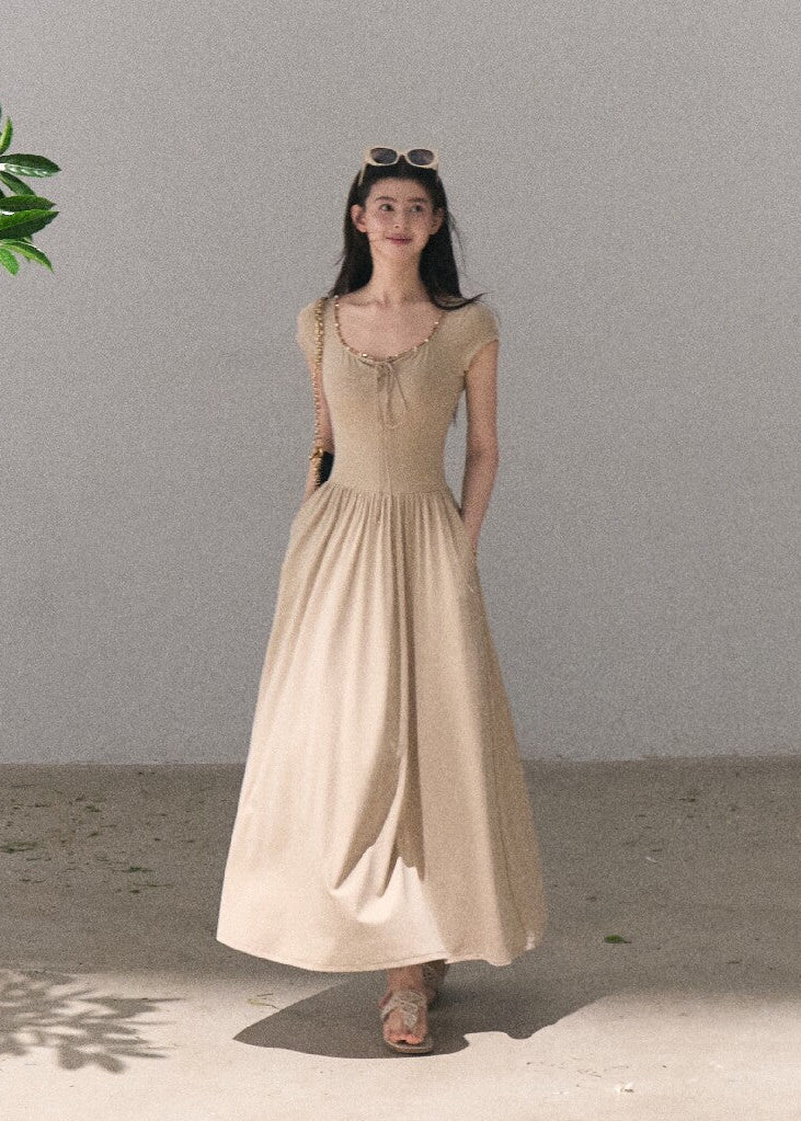 Romantic waist-cinching dress with short sleeves
