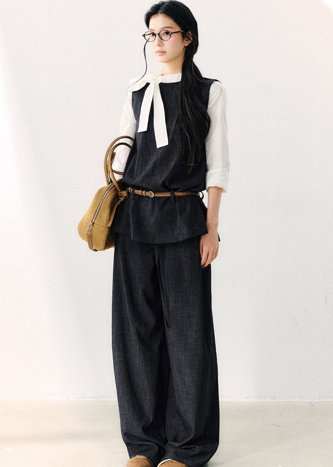 Women’s floor-length pants with a slim contrast belt