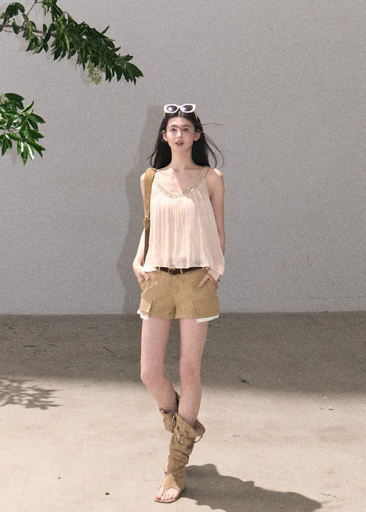 Neutral summer shorts with a relaxed mini fit