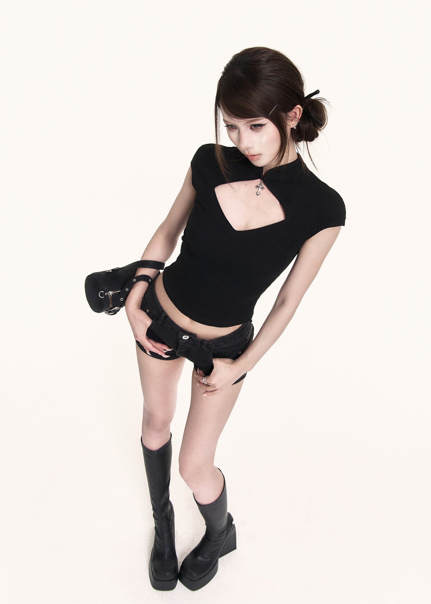 Short-sleeve slim crop top in black