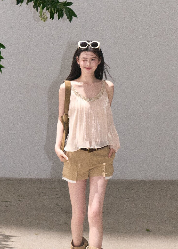 Neutral summer shorts with a relaxed mini fit