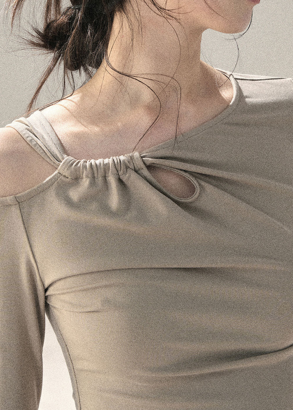 Draped shoulder slim top for autumn styling