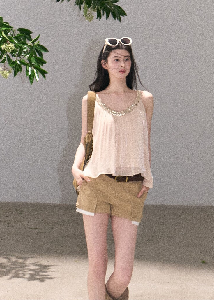 Neutral summer shorts with a relaxed mini fit