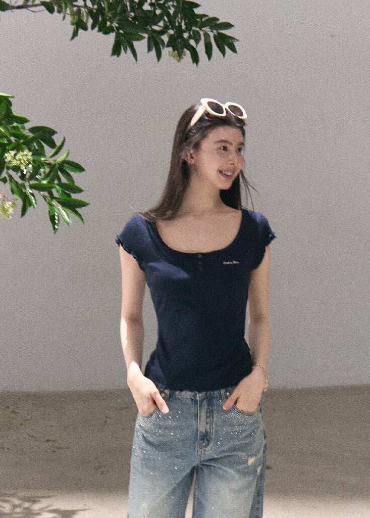 Navy U-neck fitted tee with short sleeves
