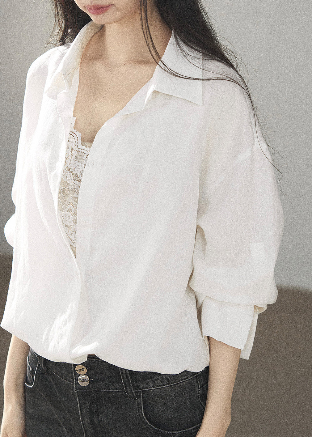 Elegant white commuter shirt with lace front