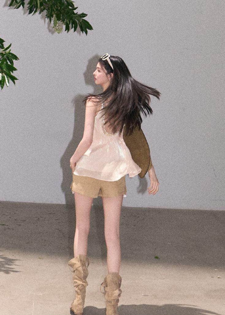 Neutral summer shorts with a relaxed mini fit