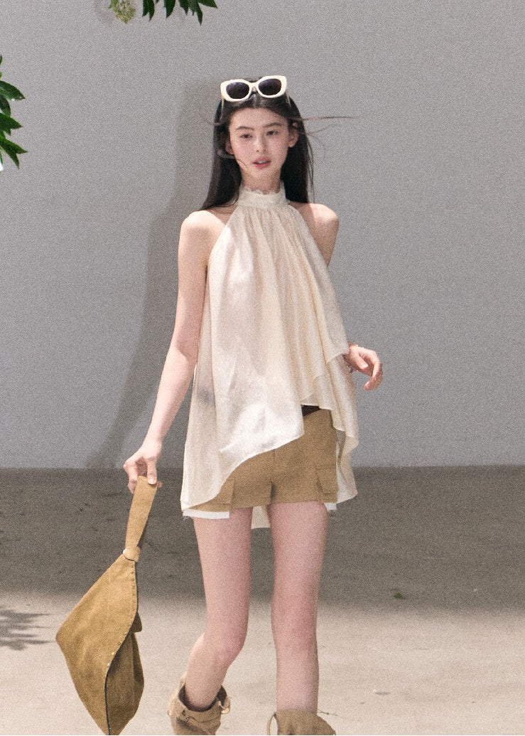 Neutral summer shorts with a relaxed mini fit