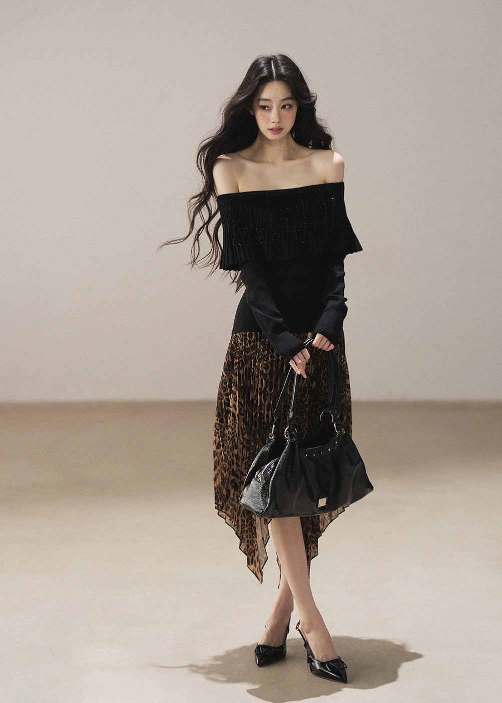 Feminine pleated skirt with soft leopard print