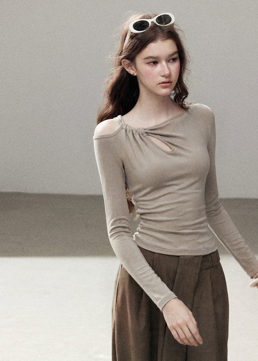 Draped shoulder slim top for autumn styling