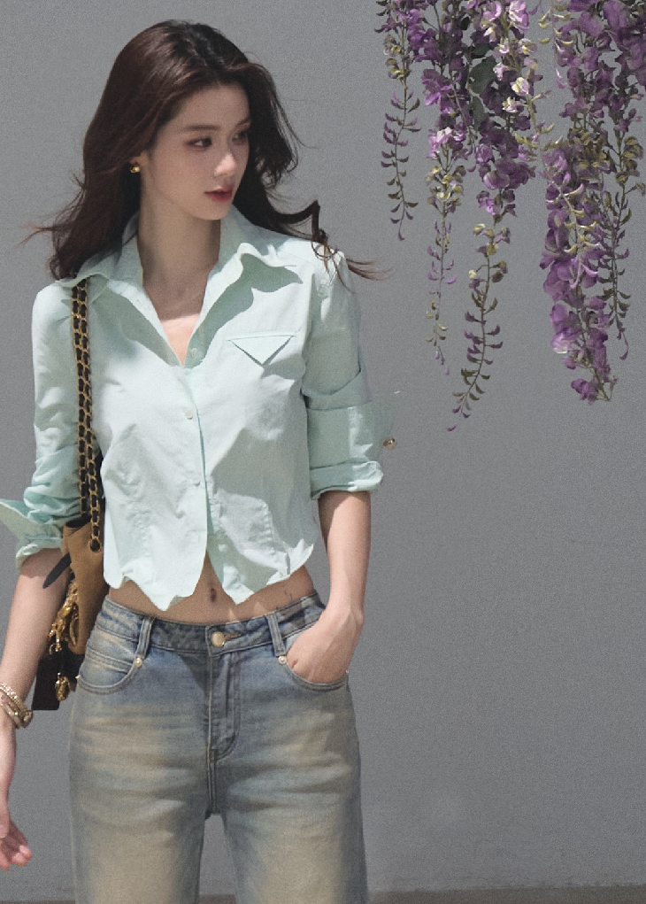 Woman wearing a lilac cropped cotton shirt with folded sleeves
