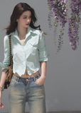 Woman wearing a lilac cropped cotton shirt with folded sleeves