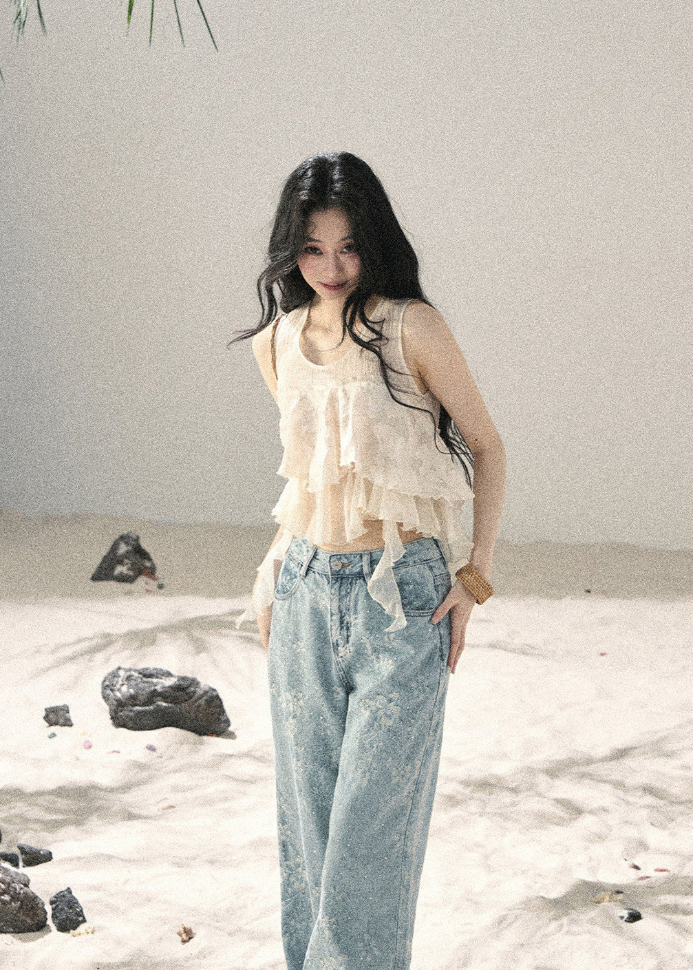 Romantic light-wash jeans with an all-over floral design