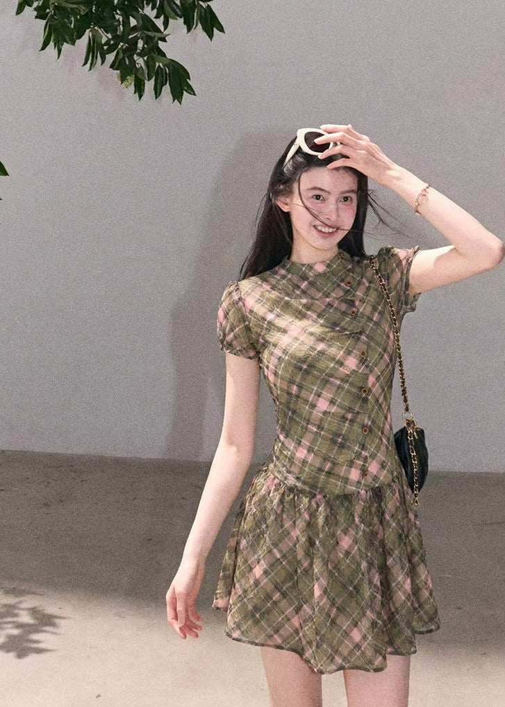 Romantic waist-cinching dress with short sleeves